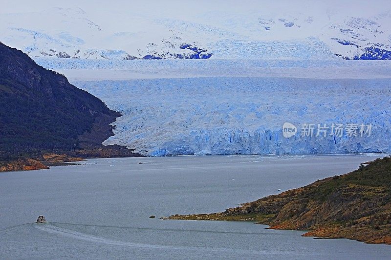 莫雷诺冰川，船和阿根廷湖- El Calafate，巴塔哥尼亚